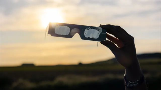 a-procura-de-oculos-para-o-eclipse?-farmacias-recomendam-contacto-previo