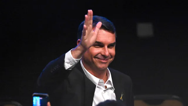 flavio-bolsonaro-e-michelle-juntam-forcas-apos-meses-de-atrito