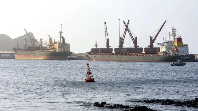 ‘mare-negra’-em-oma-causada-por-petroleiro-da-‘frota-fantasma’-russa