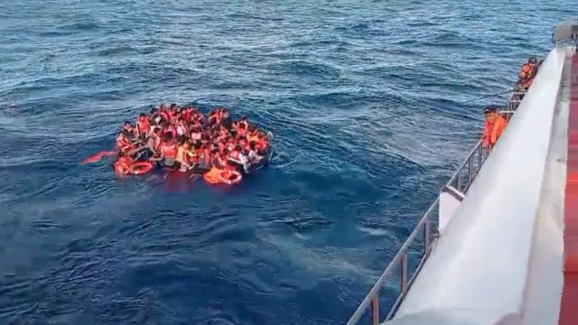 mais-de-200-passageiros-salvos-apos-incendio-em-barco-na-indonesia