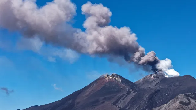 erupcao-do-etna-mantem-aeroporto-da-catania-encerrado-mais-um-dia