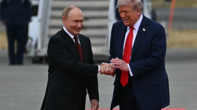 ucrania:-um-ano-apos-cimeira-trump-putin-no-alasca-guerra-intensificou-se