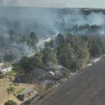 varias-casas-em-chamas-em-west-midlands,-no-reino-unido