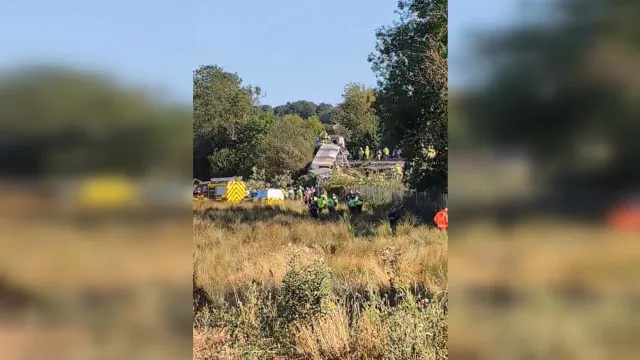 comboio-descarrila-no-reino-unido.-meios-de-emergencia-no-local