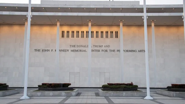 aliados-aprovam-recolocacao-de-nome-de-trump-no-kennedy-center