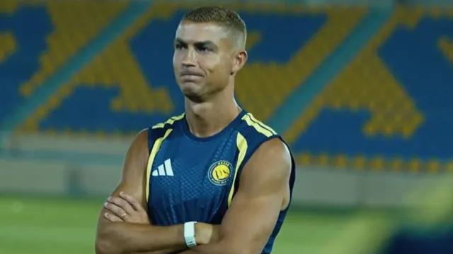 o-que-e-isto?-cristiano-ronaldo-volta-de-ferias-com-visual-surpreendente