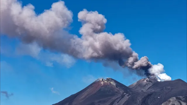 cinzas-do-vulcao-etna-mantem-encerrado-aeroporto-italiano-de-catania