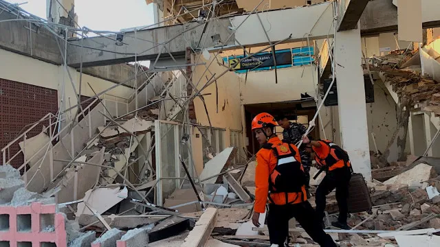 sismo-de-magnitude-7,7-faz-pelo-menos-20-mortos-na-indonesia