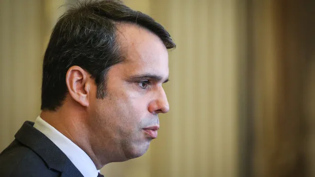 ps:-montenegro-esta-“mais-desfasado-que-alice-no-pais-das-maravilhas”