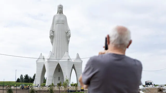 polonia-inaugura-a-maior-estatua-da-virgem-maria-na-europa.-e-ha-imagens