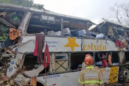 pelo-menos-dez-mortos-em-despiste-de-autocarro-no-rio-de-janeiro