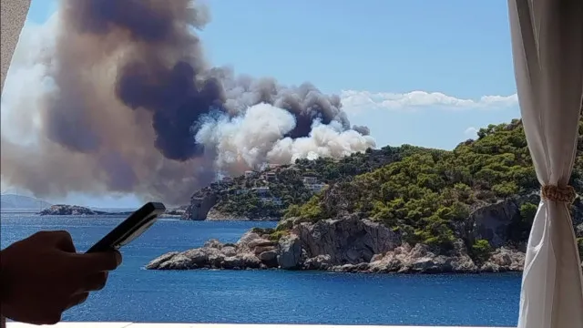 incendios-na-ilha-grega-de-salamina-provocam-dois-mortos