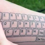 mae-tatuou-teclado-no-braco-para-filho-autista-conseguir-“comunicar”