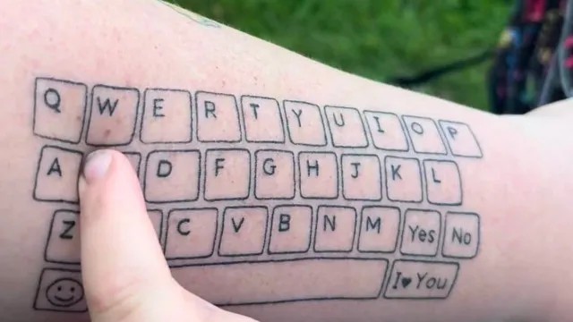 mae-tatuou-teclado-no-braco-para-filho-autista-conseguir-“comunicar”