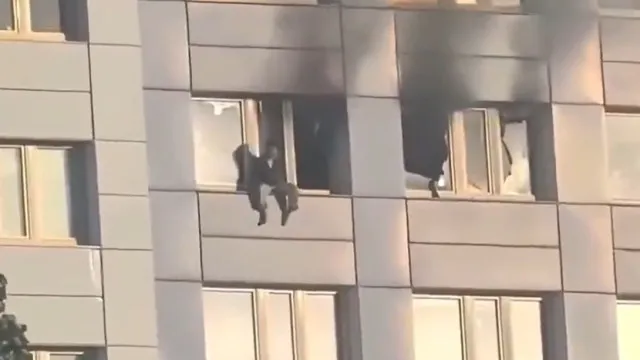 mulher-presa-em-parapeito-de-janela-no-11o-andar-apos-incendio.-ha-video