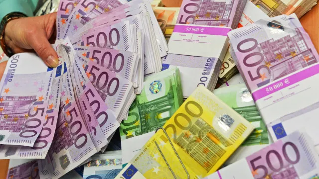 euro-ultrapassa-1,16-dolares:-e-um-maximo-de-dois-meses