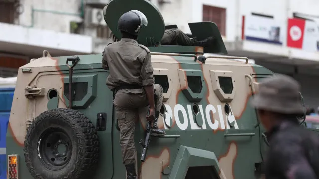 policia-usa-gas-lacrimogeneo-durante-marcha-do-anamola-em-quelimane