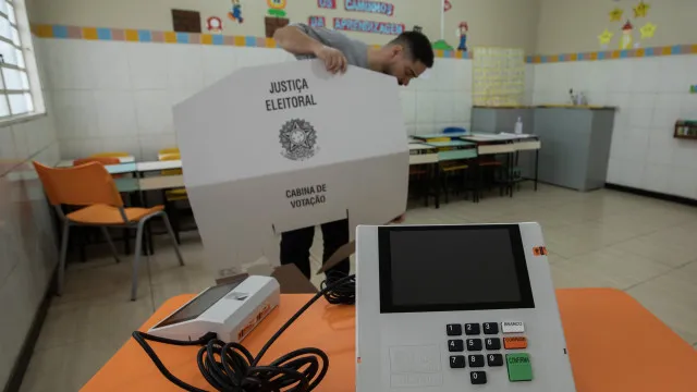 brasil-explica-urnas-eletronicas-a-diplomatas-de-86-paises