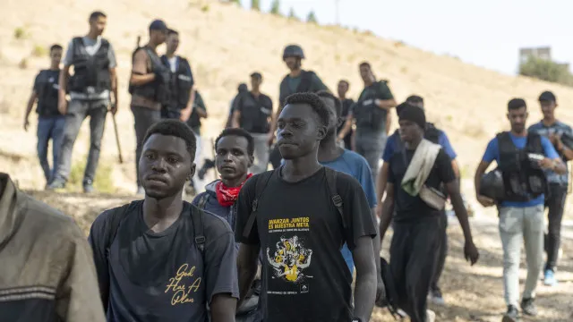 ue-pede-retorno-de-migrantes-irregulares-em-ceuta,-incluindo-menores