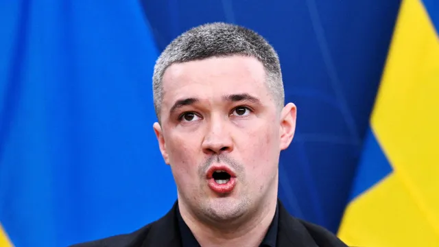 ex-ministro-da-defesa-ucraniano-demitido-pede-condicoes-para-eleicoes