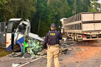 acidente-entre-onibus-e-caminhao-mata-23-pessoas-em-estrada-no-parana