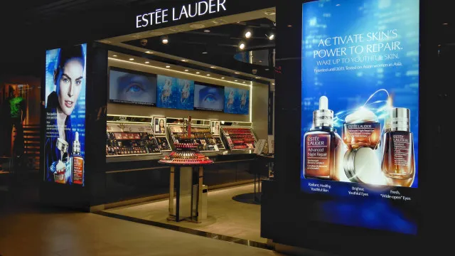 estee-lauder-passa-de-prejuizo-a-lucro-de-156-milhoes-no-ultimo-ano