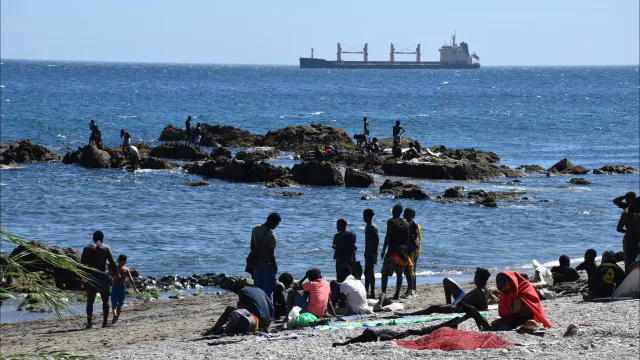 ceuta-suspende-limpeza-em-praia-apos-regresso-de-500-migrantes