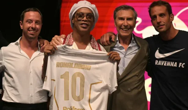 ronaldinho-gaucho-e-apresentado-em-clube-da-terceira-divisao-italiana