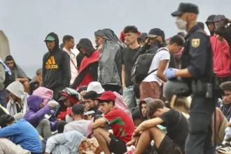 migrantes-voltam-a-ocupar-praia-de-ceuta-apos-trabalhos-de-limpeza