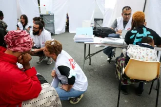 ginasios-acolhem-sem-abrigo-apos-desmantelamento-de-acampamento-em-paris