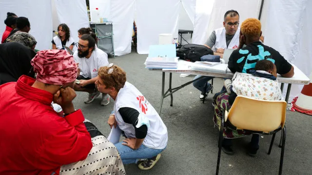 ginasios-acolhem-sem-abrigo-apos-desmantelamento-de-acampamento-em-paris