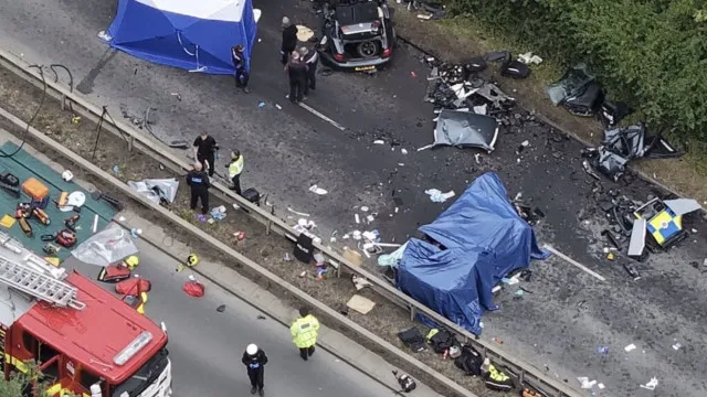 sete-mortos-(incluindo-dois-policias)-durante-perseguicao-em-inglaterra