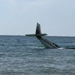 aeronave-amara-de-emergencia-em-plena-praia-na-florida.-piloto-saiu-ilesa