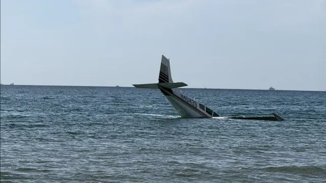 aeronave-amara-de-emergencia-em-plena-praia-na-florida.-piloto-saiu-ilesa