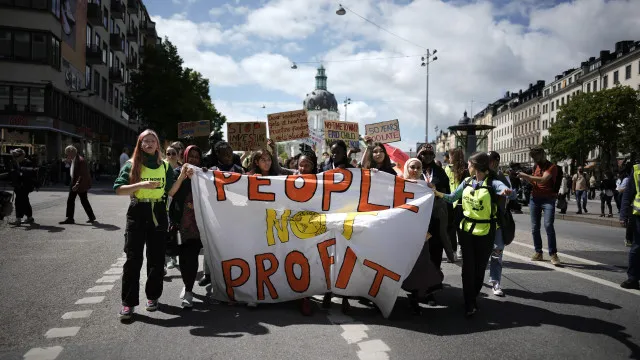 cerca-de-10-mil-pessoas-manifestam-se-na-suecia-pelo-clima