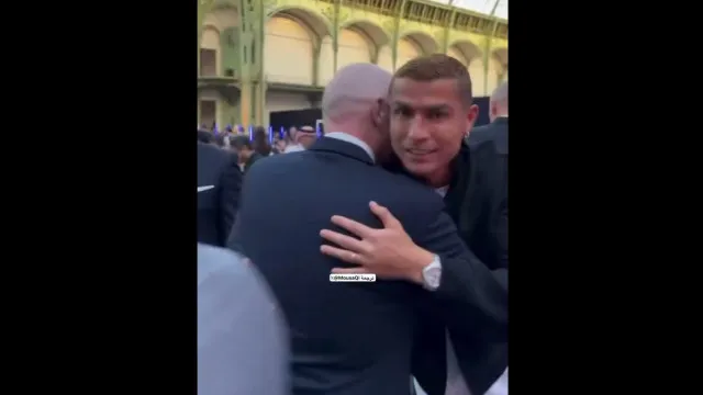 “e-o-meu-numero”.-infantino-encontra-cristiano-ronaldo-e-faz-revelacao