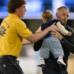 partida-de-futebol-e-interrompida-apos-bebe-‘invadir’-o-campo;-video
