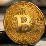 bitcoin-sobe-quase-3%-e-ultrapassa-82-mil-dolares-pela-1.a-vez-desde-maio