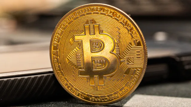 bitcoin-sobe-quase-3%-e-ultrapassa-82-mil-dolares-pela-1.a-vez-desde-maio