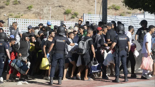 policia-espanhola-realiza-acoes-dissuasoras-em-praia-de-ceuta