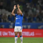 cruzeiro-e-atletico-mg-empatam-em-noite-de-golacos-e-queda-feia-no-mineirao