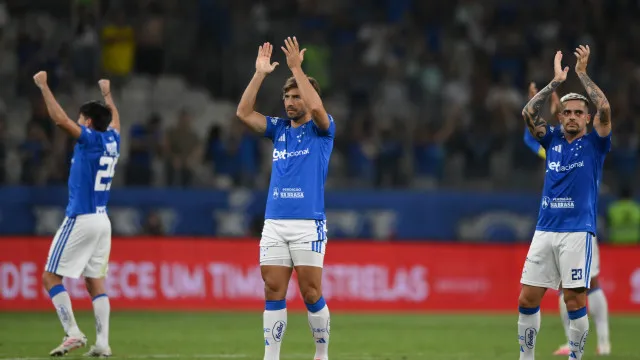 cruzeiro-e-atletico-mg-empatam-em-noite-de-golacos-e-queda-feia-no-mineirao