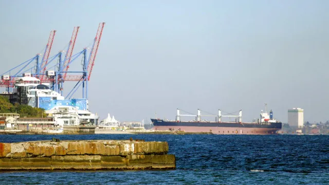russia-reivindica-ataque-a-navio-graneleiro-ucraniano-em-porto-de-odessa
