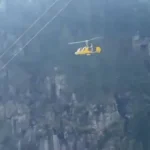 helicoptero-colide-com-cabos,-arde-e-cai-em-italia.-momento-foi-filmado