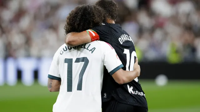 cucurella-transforma-homenagem-em-gesto-emocionante-com-oyarzabal;-veja