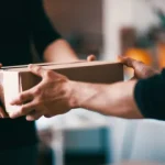 brasil.-compra-telemovel-de-cinco-mil-reais-e-recebe…-sabao-de-coco