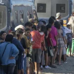 centenas-bloqueiam-distribuicao-de-alimentos-da-cruz-vermelha-a-migrantes