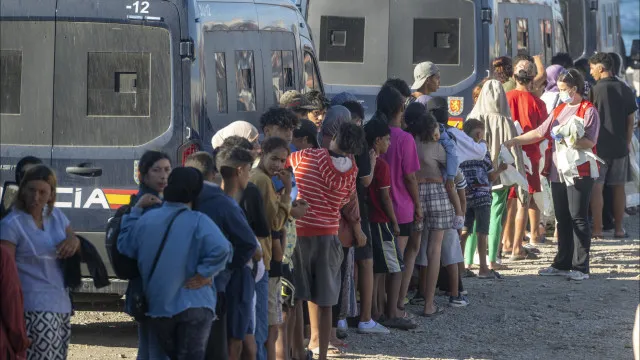 centenas-bloqueiam-distribuicao-de-alimentos-da-cruz-vermelha-a-migrantes