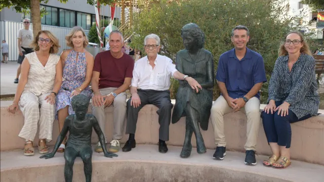 estatuas-inauguradas-em-tarragona-permitem-que-homem-volte-a-abracar-mae