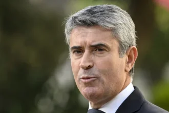 carneiro-escusa-se-a-comentar-eventual-mocao-de-censura-do-chega